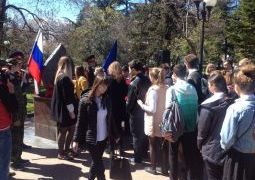 На митинге