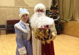 Дед Мороз и Снегурочка в гостях у младших шкоьников