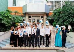 ТОРЖЕСТВЕННОЕ ВРУЧЕНИЕ АТТЕСТАТОВ
